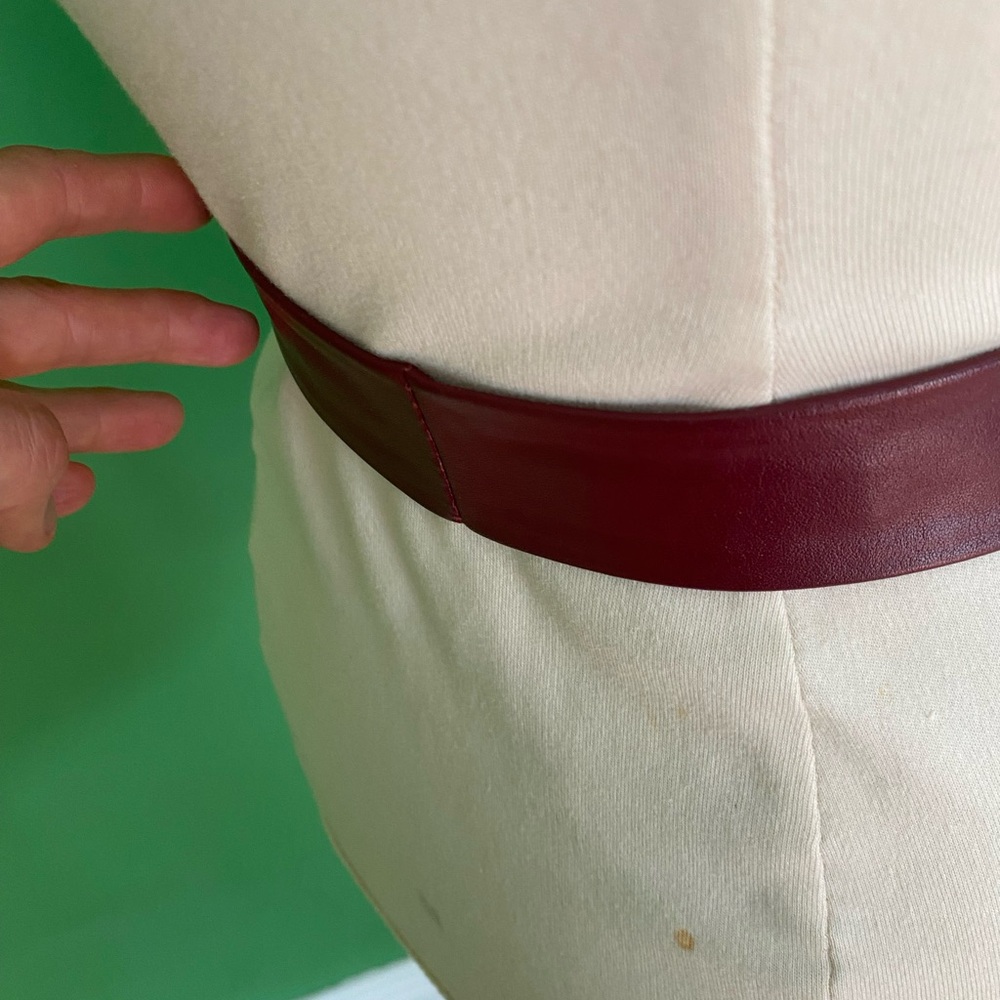 Vintage Ginnie Johansen Burgundy Leather Belt with Gold Oval Buckle old stock - Picture 3 of 7